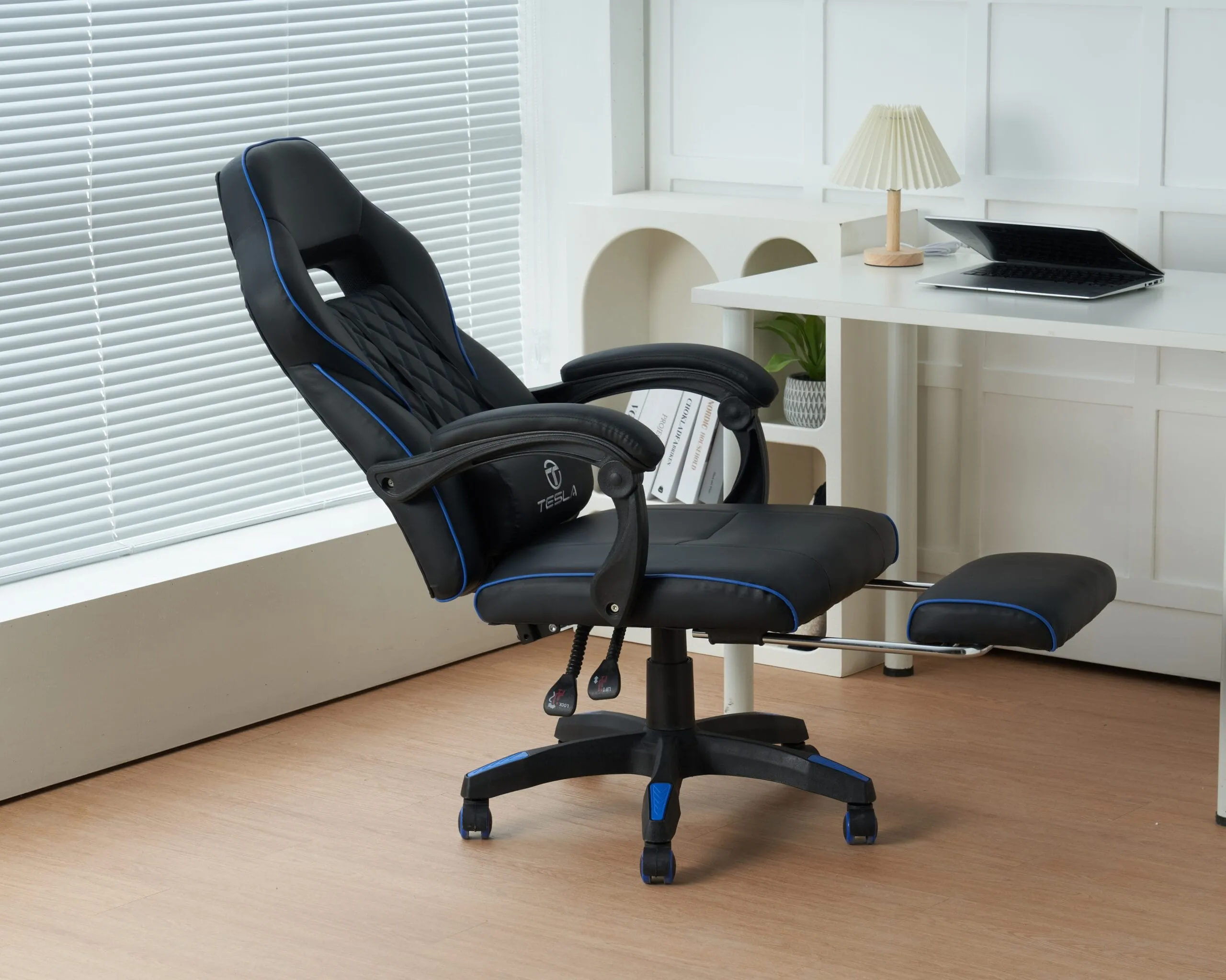 01.0700014 כיסא גיימינג כולל כרית עיסוי חשמלית והדום נפתח לרגליים Tesla דגם 7006 צבע שחור שילוב כחול – תמונה 1