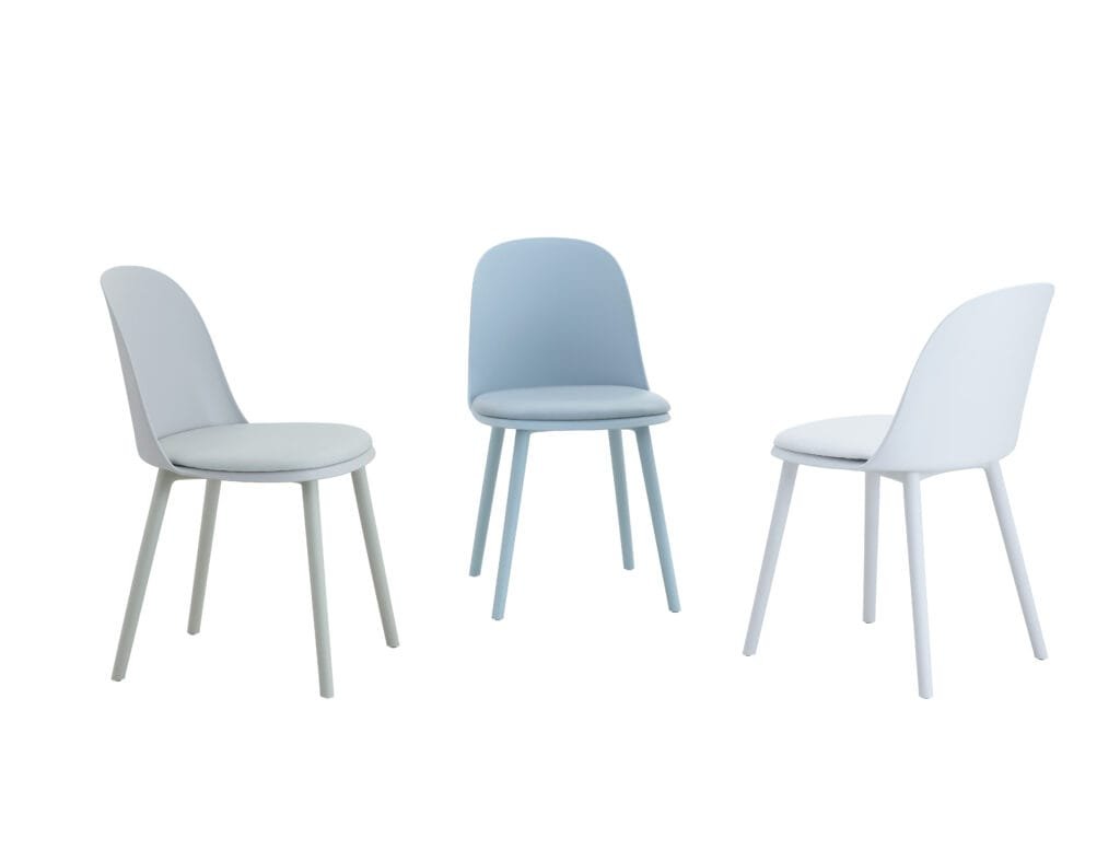 כיסא פלסטיק מרופד עם מושב PU בגוון אפור. מתאים לפינות אוכל, חדרי עבודה וחדרי אירוח. עיצוב קליל, נוח ועמיד. משלוח מהיר מבית Step Up.