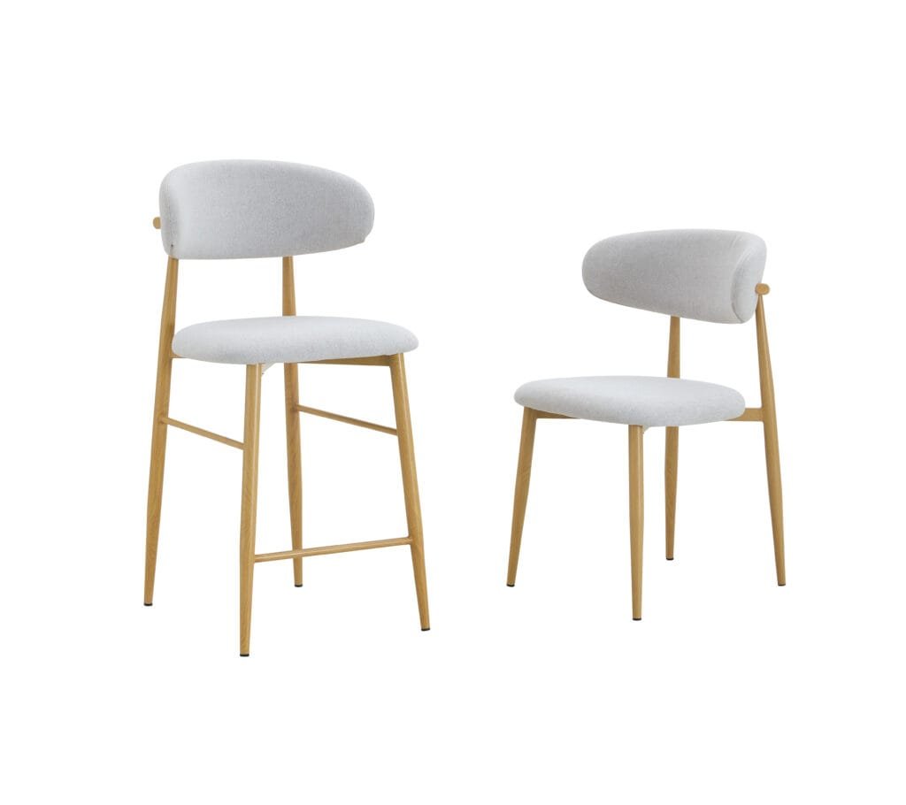 זוג כיסאות בר מרופדים בצבע חול בשילוב רגליים דמוי עץ אלון דגם 6108