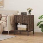 שידת לילה מעוצבת לצד המיטה בצבע אגוז דגם 3073 מבית Step Up – עשויה פלטת MDF בציפוי PVC דמוי עץ בצבע אגוז כולל עיצוב מודרני ו-משלוח מהיר. הזמינו עכשיו!