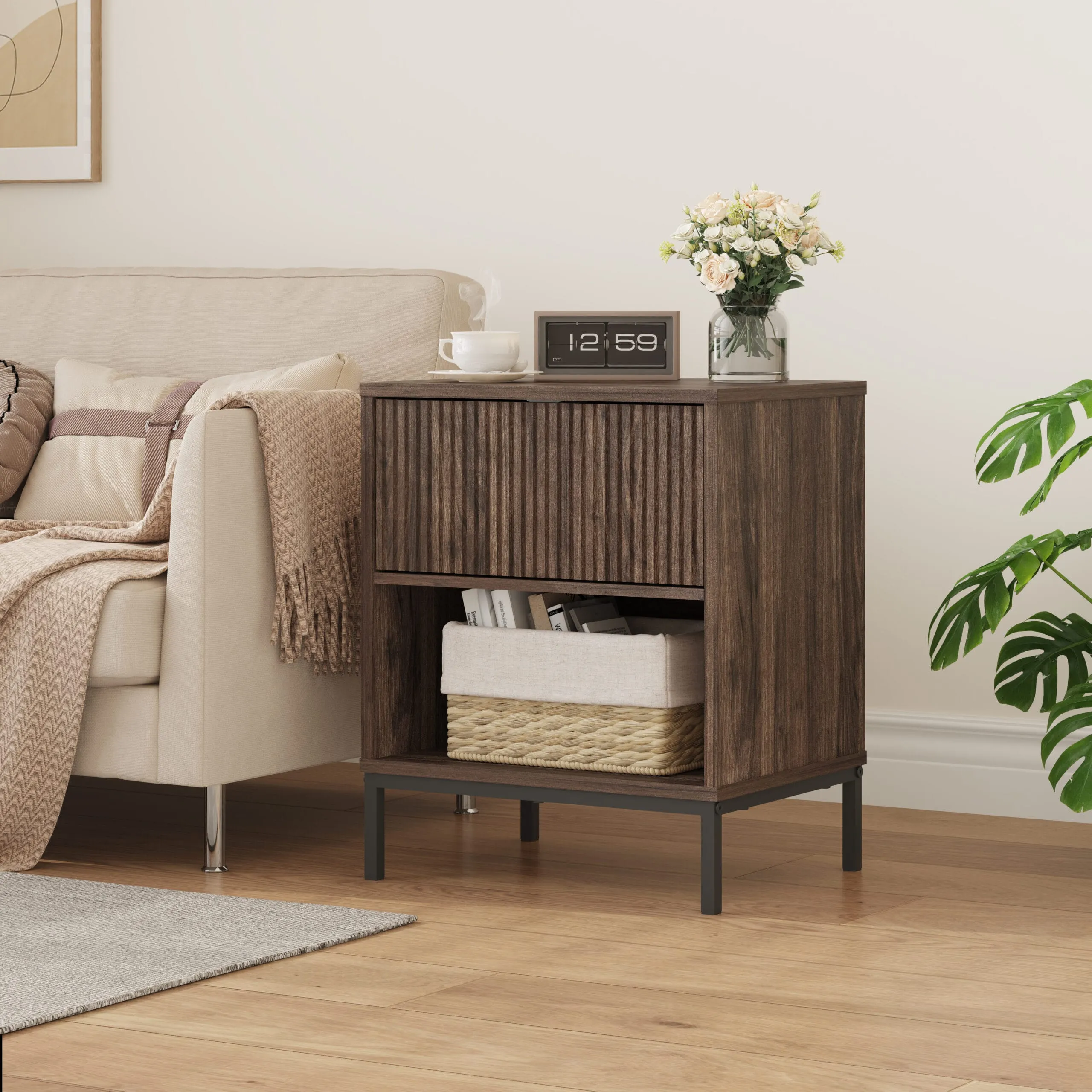 13 שידת לילה מעוצבת לצד המיטה בצבע אגוז דגם 3073 מבית Step Up – עשויה פלטת MDF בציפוי PVC דמוי עץ בצבע אגוז כולל עיצוב מודרני ו-משלוח מהיר. הזמינו עכשיו!