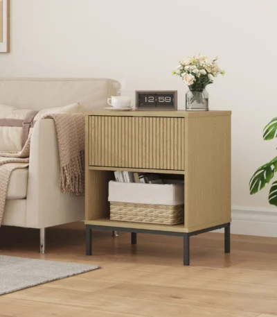 שידת לילה מעוצבת לצד המיטה בצבע אלון דגם 3073 מבית Step Up – עשויה פלטת MDF בציפוי PVC דמוי עץ בצבע אלון כולל עיצוב מודרני ו-משלוח מהיר. הזמינו עכשיו!