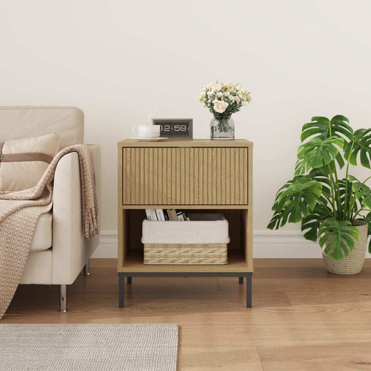 שידת לילה מעוצבת לצד המיטה בצבע עץ אלון דגם 3072 מבית Step Up – עשויה פלטת MDF בציפוי PVC דמוי עץ בצבע אלון כולל עיצוב מודרני ו-משלוח מהיר. הזמינו עכשיו!