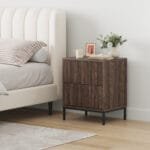 שידת לילה יוקרתית לצד המיטה בצבע אגוז דגם 3074