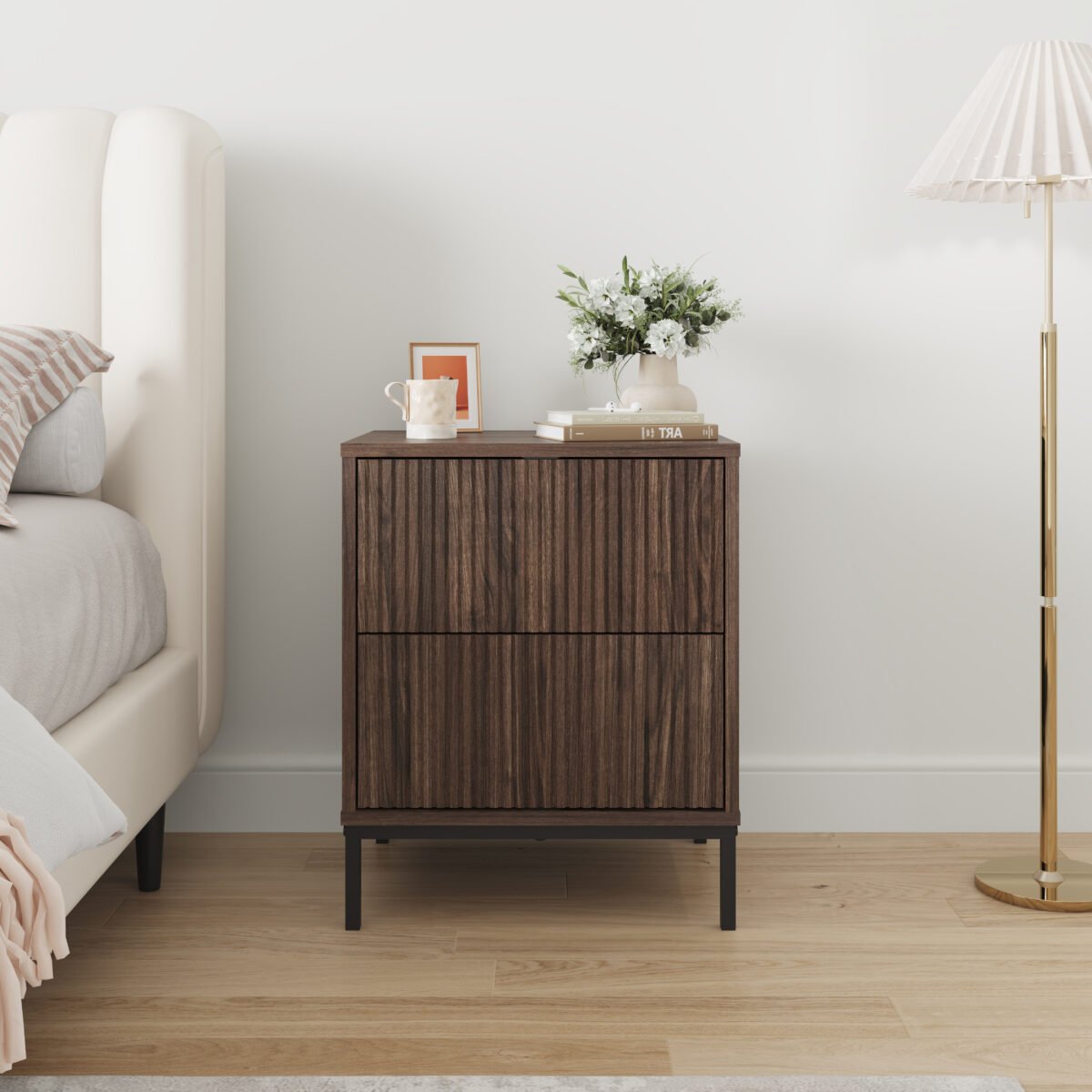 שידת לילה יוקרתית בצבע אגוז עם 2 מגירות בלחיצה. שילוב של עיצוב פרקטי וחם. משלוח מהיר עד הבית מבית Step Up.
