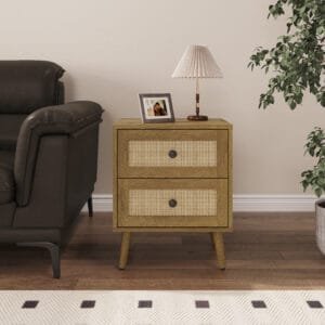 שידת לילה בעיצוב ראטן טבעי, כוללת מגירה ורגלי עץ. שילוב מושלם של סגנון בוהו־שיק עם אחסון פרקטי. משלוח מהיר מבית Step Up.