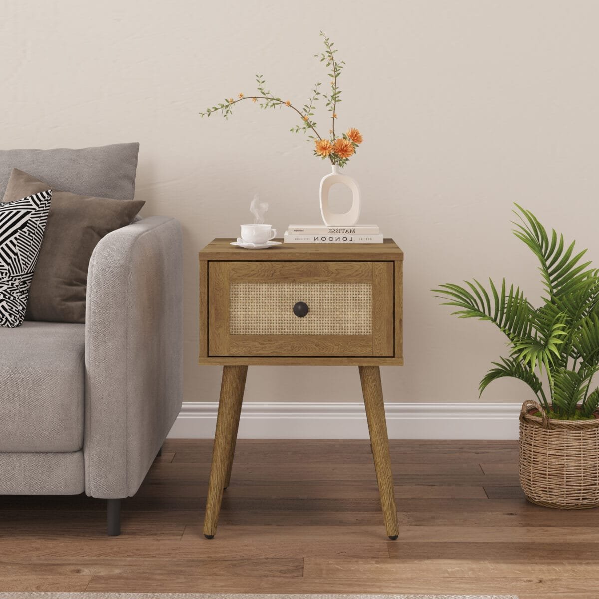 שידת לילה עם 2 מגירות בגימור ראטן טבעי, עיצוב בוהו־שיק מושלם לחדר השינה. משלוח מהיר עד הבית מבית Step Up.