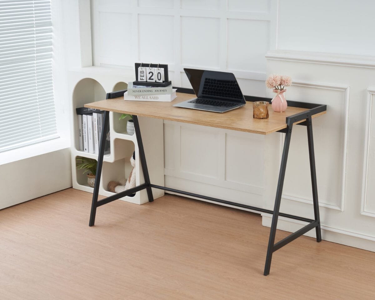 שולחן כתיבה דגם 1201 עם פלטת MDF, רגליים מברזל בצביעה בתנור ועיצוב אלגנטי. קל להרכבה, יציב ועמיד לאורך זמן. מתאים לבית או למשרד.