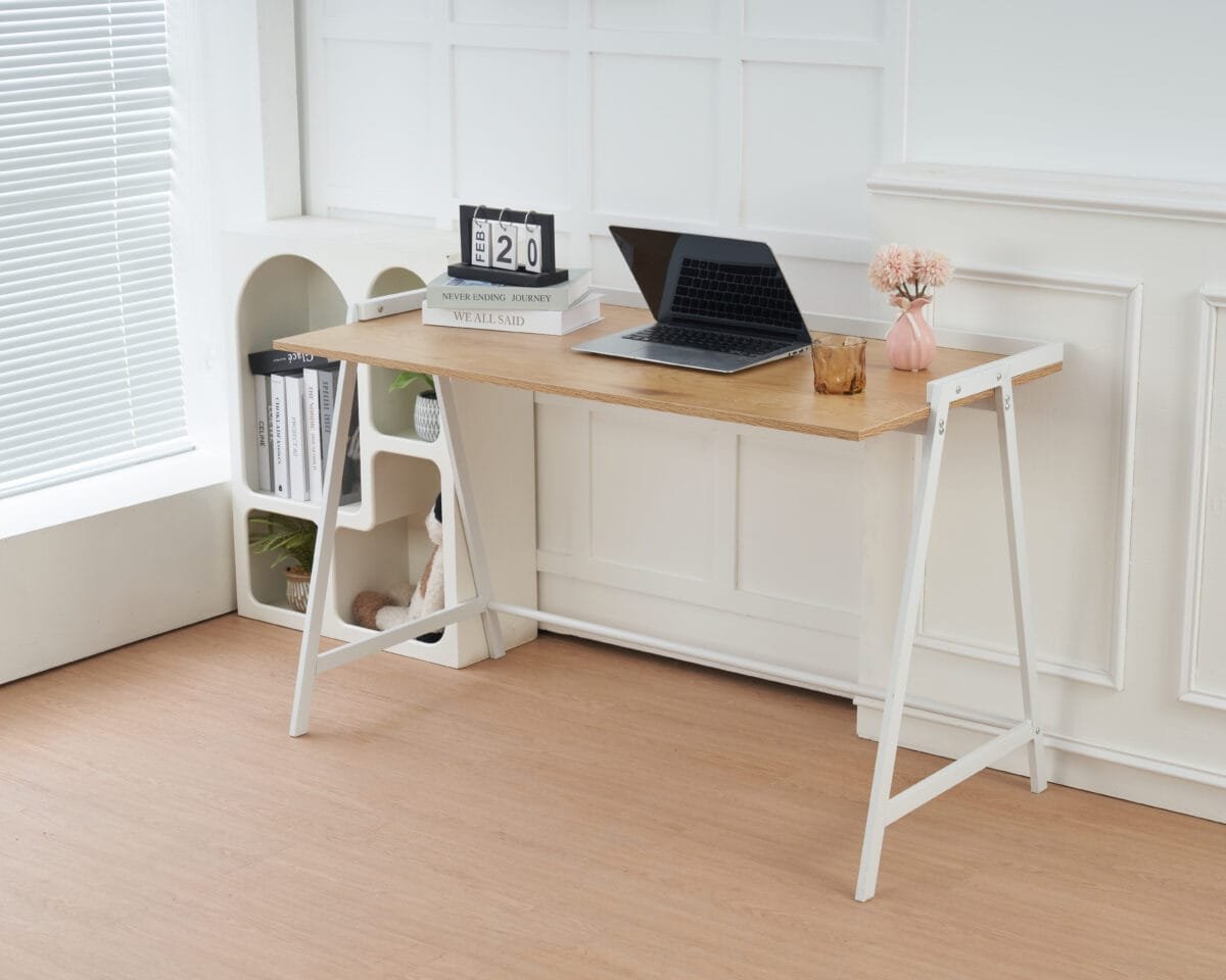 שולחן כתיבה דגם 1201 בעיצוב מודרני, משטח MDF עמיד, רגלי ברזל לבנות וקל להרכבה. פתרון מושלם לעבודה, לימודים וסביבת עבודה נעימה.