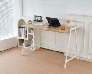 שולחן כתיבה דגם 1201 בעיצוב מודרני, משטח MDF עמיד, רגלי ברזל לבנות וקל להרכבה. פתרון מושלם לעבודה, לימודים וסביבת עבודה נעימה.