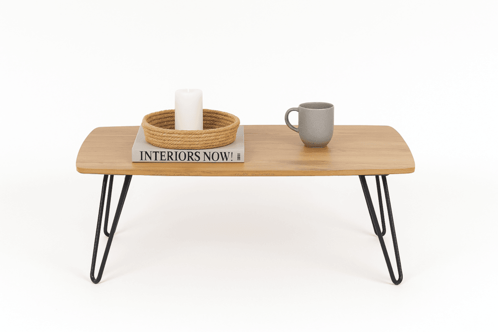 שולחן קפה מלבני בצבע עץ אלון דגם 5011. משטח MDF בגימור מלמין, רגלי מתכת שחורות, מראה טבעי, עיצוב נקי והרכבה פשוטה ונוחה לכל סלון.