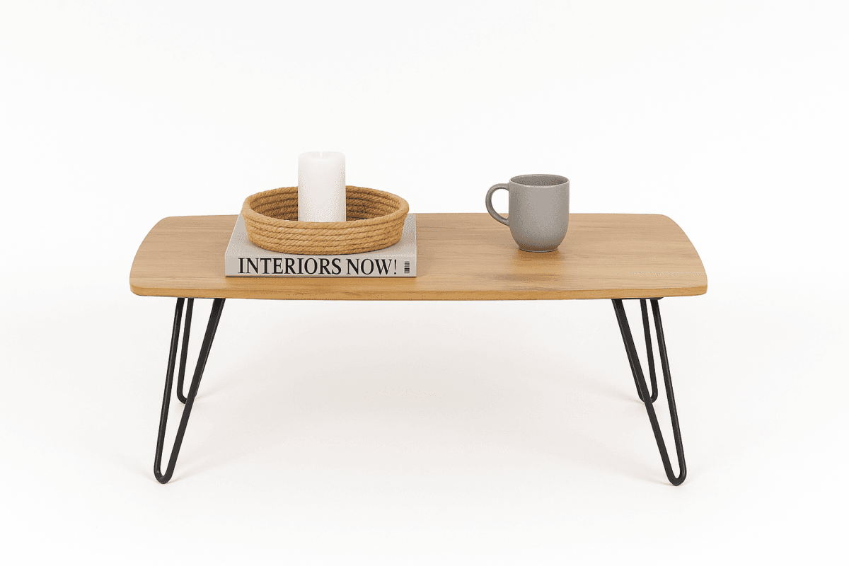 שולחן קפה מלבני בצבע עץ אלון דגם 5011. משטח MDF בגימור מלמין, רגלי מתכת שחורות, מראה טבעי, עיצוב נקי והרכבה פשוטה ונוחה לכל סלון.