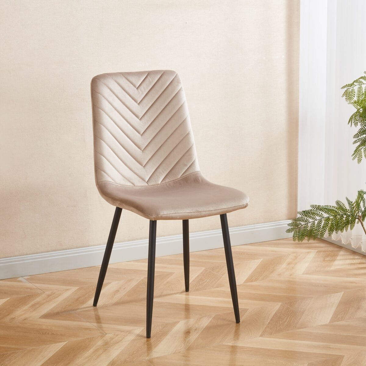 כיסא לפינת אוכל דגם 6129 בצבע קרם מבית Step Up – עיצוב אלגנטי, נוחות מרבית ואווירה חמימה כיסא דגם 6129 מבית Step Up בצבע קרם הוא פריט עיצובי מרשים שישדרג כל חלל – מפינת אוכל משפחתית ועד חלל אירוח יוקרתי. עם ריפוד קטיפה בגוון בהיר, רגלי מתכת איכותיות ומבנה ארגונומי מחבק – הכיסא מציע שילוב אידיאלי של מראה רך ונעים עם חוזק ויציבות לשימוש יומיומי. הצבע הקרם הניטרלי משתלב בקלות עם מגוון סגנונות עיצוב – מודרני, כפרי, נורדי או קלאסי. הוא מוסיף תחושת חמימות, מרחב וניקיון לכל פינה בבית, ויוצר אווירה מזמינה ונעימה. מפרט טכני: דגם: 6129 צבע: קרם חומר המושב: בד קטיפה רך ונעים למגע רגליים: מתכת מחוזקת בגימור תעשייתי משקל ישיבה מומלץ: עד 140 ק"ג הרכבה: הכיסא אינו מגיע מורכב – כולל את כל הציוד הדרוש להרכבה עצמית פשוטה מידות: גובה כולל: 91 ס"מ רוחב כולל: 46 ס"מ עומק כולל: 56.5 ס"מ עומק מושב מקסימלי: 42 ס"מ רוחב מושב מקסימלי: 46 ס"מ גובה מושב מהרצפה: 48 ס"מ יתרונות עיקריים: ✔ ריפוד קטיפה בגוון קרם בהיר ומרשים ✔ מבנה תומך וארגונומי לישיבה נוחה לאורך זמן ✔ רגליים ממתכת איכותית ליציבות גבוהה ✔ מתאים לבית, משרדים, מסעדות ובתי קפה ✔ קל להרכבה – מגיע עם כל הציוד הדרוש למה לבחור בדגם 6129? זהו כיסא שלא מתפשר על אף פרמטר: לא על העיצוב, לא על הנוחות ולא על האיכות. עם גימור מוקפד, תחושת ישיבה מפנקת וצבע בהיר שמוסיף יוקרה – דגם 6129 בצבע קרם הוא הבחירה המושלמת לכל מי שמעריך סטייל עדין ונוחות פרקטית.