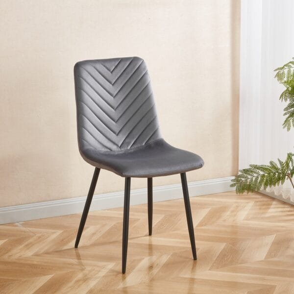 כיסא לפינת אוכל דגם 6129 בצבע אפור מבית Step Up – ריפוד קטיפה יוקרתי, רגלי מתכת עמידות ונוחות ארגונומית. אידיאלי לבית או לבית קפה. כולל הרכבה עצמית קלה.