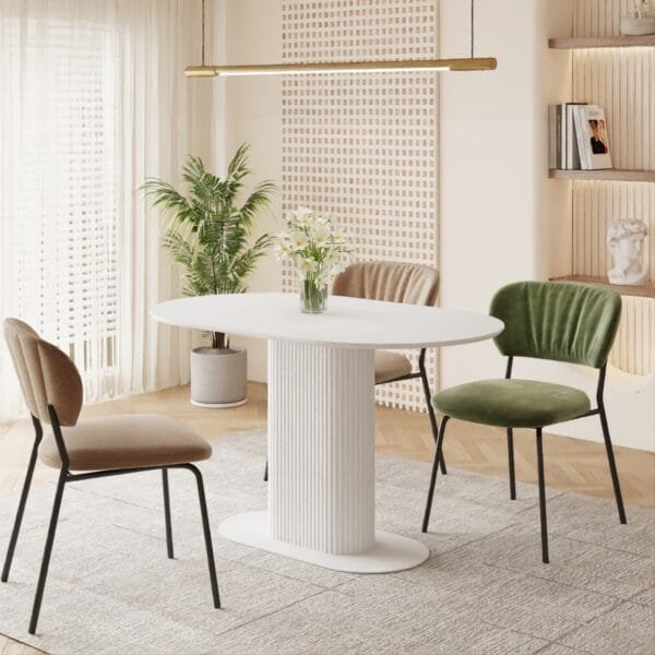 שולחן אוכל אובלי דגם 811 בצבע לבן – פלטת MDF חלקה בציפוי מלמין, בסיס רגל עץ יציב, עיצוב מודרני ונקי. מתאים ל־4–6 סועדים.