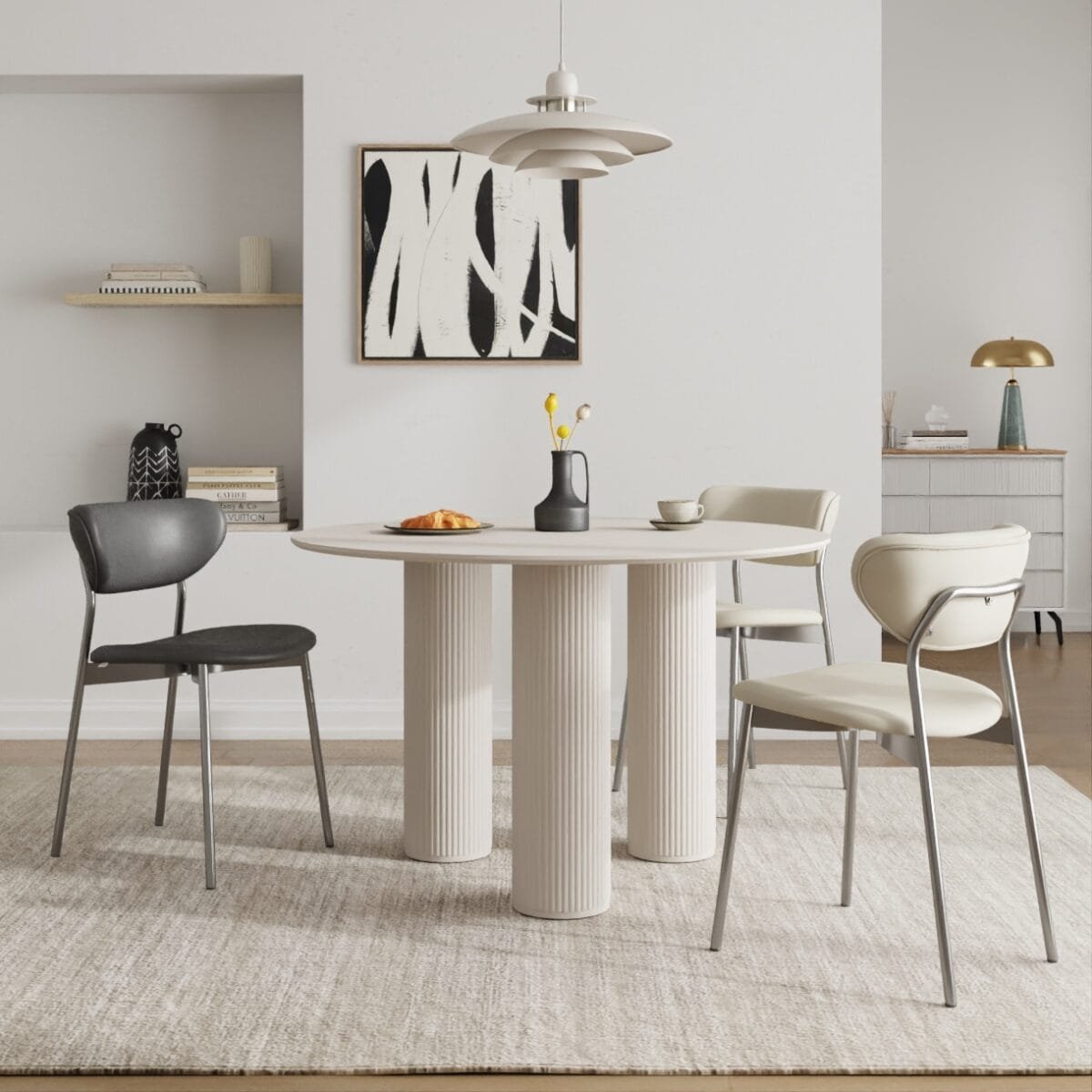 שולחן פינת אוכל עגול דגם 810 בצבע סהרה – שלוש רגלי עץ רחבות, עיצוב מוקפד ונראות מודרנית. מותג Step Up עם שירות ואחריות מלאה.