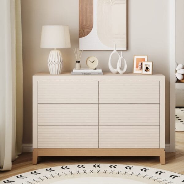 שידת אחסון 6 מגירות דגם 5047 בצבע סהרה עם רגלי עץ אלון מבית Step Up – עיצוב דו־גוני ייחודי, מגירות רחבות במרקם גלי, מנגנון Push to Open ועמידות גבוהה לבית ולמשרד.