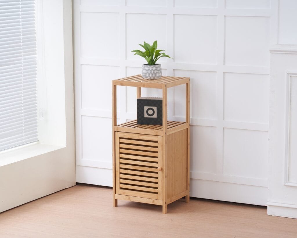 יחידת מדפים מעץ במבוק טבעי עם 2 מדפים פתוחים וארון אחסון סגור. עמידה בלחות, מתאימה לחדר אמבטיה, סלון ומטבח. עיצוב חמים ואלגנטי.