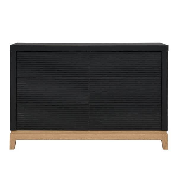 שידת אחסון 6 מגירות דגם 5047 בצבע שחור עם רגלי עץ אלון מבית Step Up – עיצוב דו־גוני ייחודי, מגירות רחבות במרקם גלי, מנגנון Push to Open ועמידות גבוהה לבית ולמשרד.