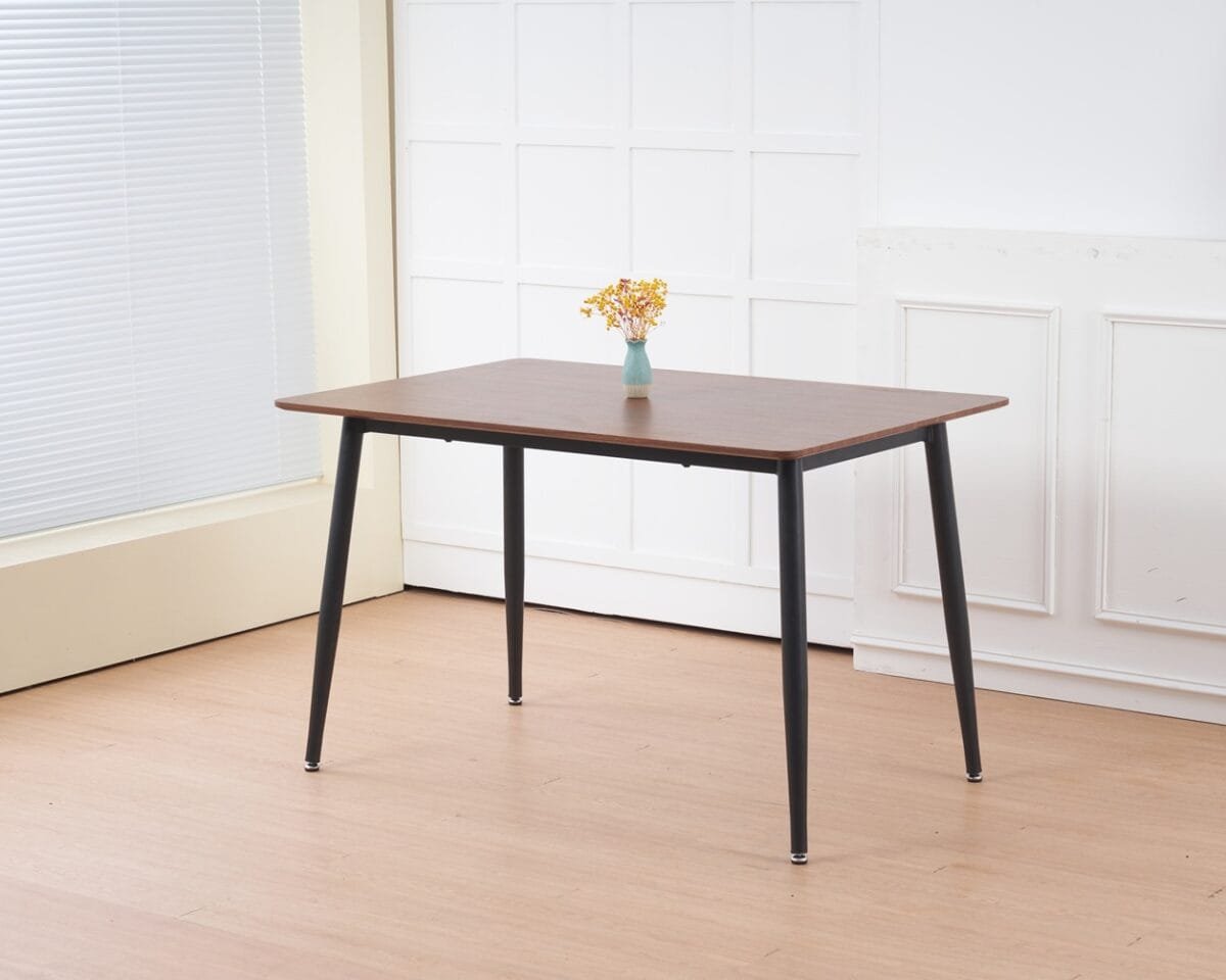 שולחן פינת אוכל מלבני דגם 801 בגימור עץ אגוז טבעי, עם משטח MDF איכותי ורגלי מתכת שחורות חזקות. עיצוב יוקרתי, עמיד ונוח ל־4 סועדים.