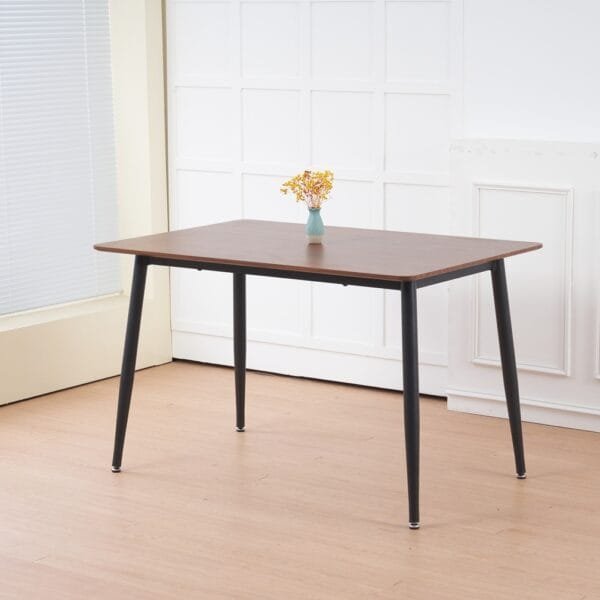 שולחן פינת אוכל מלבני דגם 801 בגימור עץ אגוז טבעי, עם משטח MDF איכותי ורגלי מתכת שחורות חזקות. עיצוב יוקרתי, עמיד ונוח ל־4 סועדים.