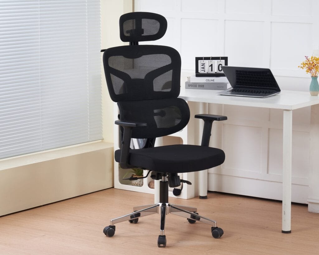 כיסא מנהלים ארגונומי יוקרתי דגם 7012 מבית Step Up – ידיות מתכווננות, מנגנון פנאומטי, גב רשת אוורירי ותמיכה אורטופדית לנוחות ממושכת. 