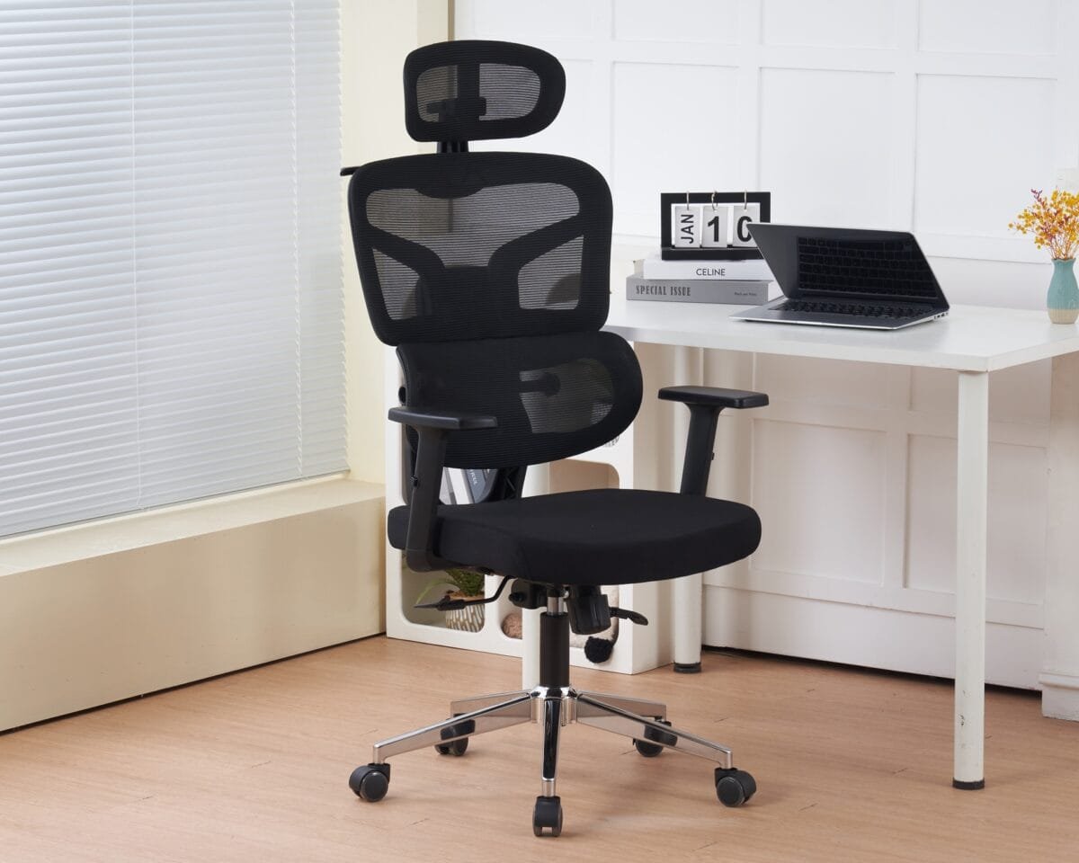 כיסא מנהלים ארגונומי יוקרתי דגם 7012 מבית Step Up – ידיות מתכווננות, מנגנון פנאומטי, גב רשת אוורירי ותמיכה אורטופדית לנוחות ממושכת.