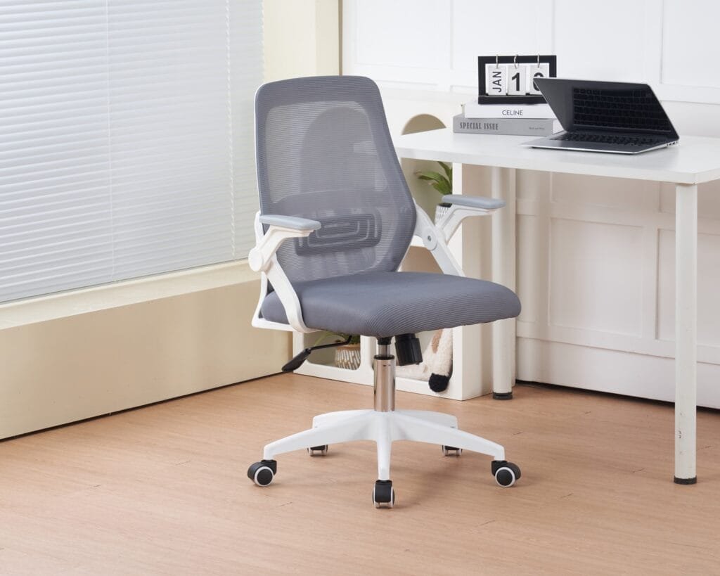 כיסא מחשב משרדי דגם 7014 בצבע אפור מבית Step Up – כולל ידיות מתכווננות, מנגנון הרמה פנאומטי, גב רשת אורטופדי ומושב מרופד לנוחות ממושכת.