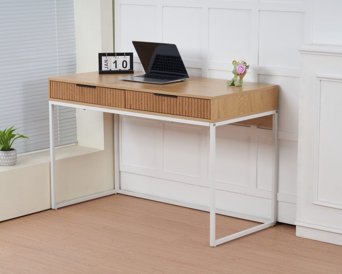 שולחן כתיבה מעוצב דגם 1207 מבית Step Up – כולל 2 מגירות אחסון, רגלי מתכת חזקות ומשטח MDF איכותי. אידיאלי לחדר עבודה או משרד ביתי.