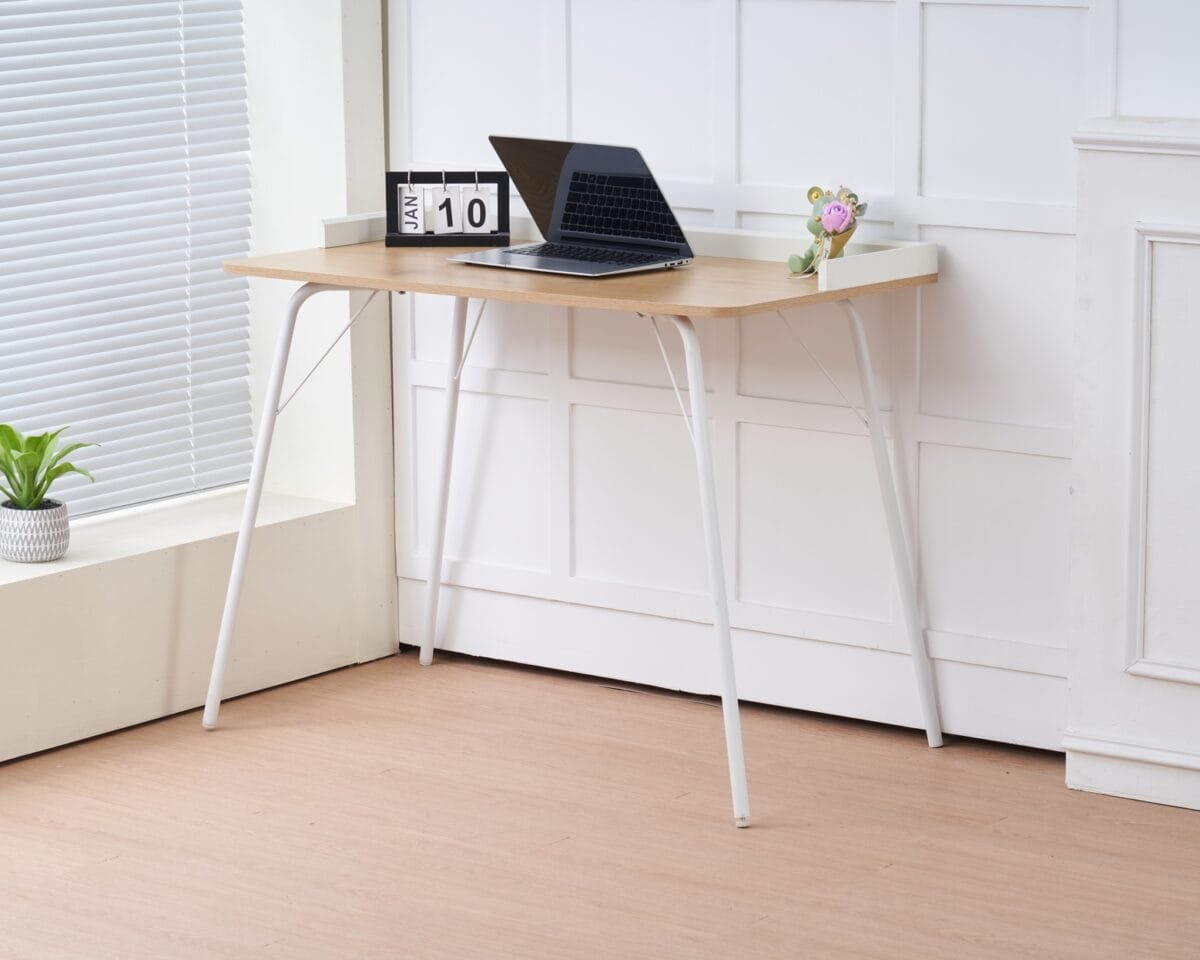 שולחן כתיבה דגם 1208 מבית Step Up – משטח MDF עמיד בגימור עץ טבעי, רגלי מתכת לבנות ועיצוב מינימליסטי. מושלם לחדרי נוער, משרד ובית.
