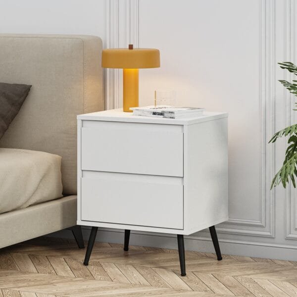 שידת לילה מעוצבת לצד המיטה בצבע לבן דגם 3071