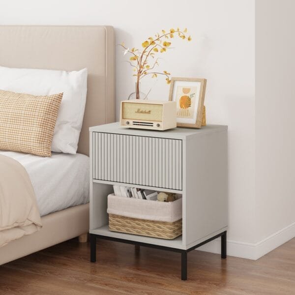 שידת לילה מעוצבת לצד המיטה בצבע שמנת דגם 3073