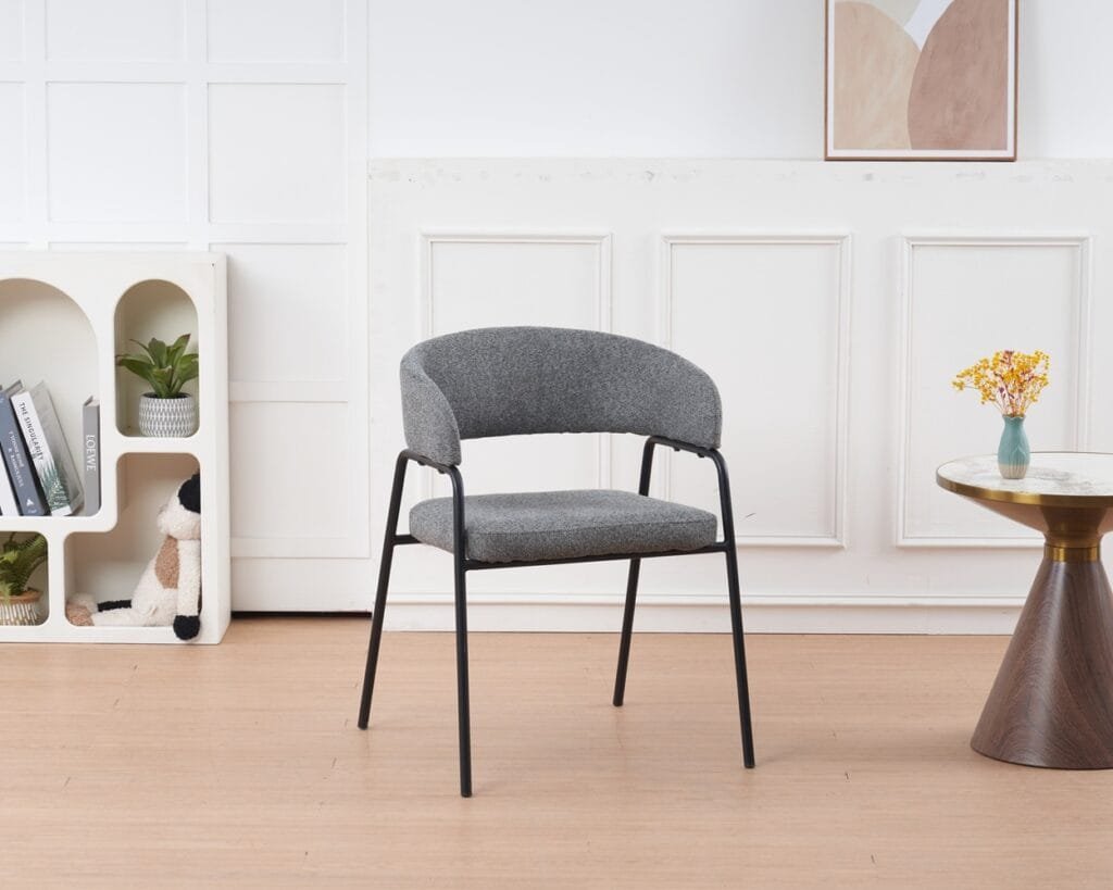 כיסא מרופד דגם 6132 בצבע אפור כהה. ריפוד נוח במיוחד, בד סינטטי איכותי, רגלי מתכת יציבות, נשיאה עד 140 ק"ג. נוחות ועיצוב מודרני מבית Step Up.