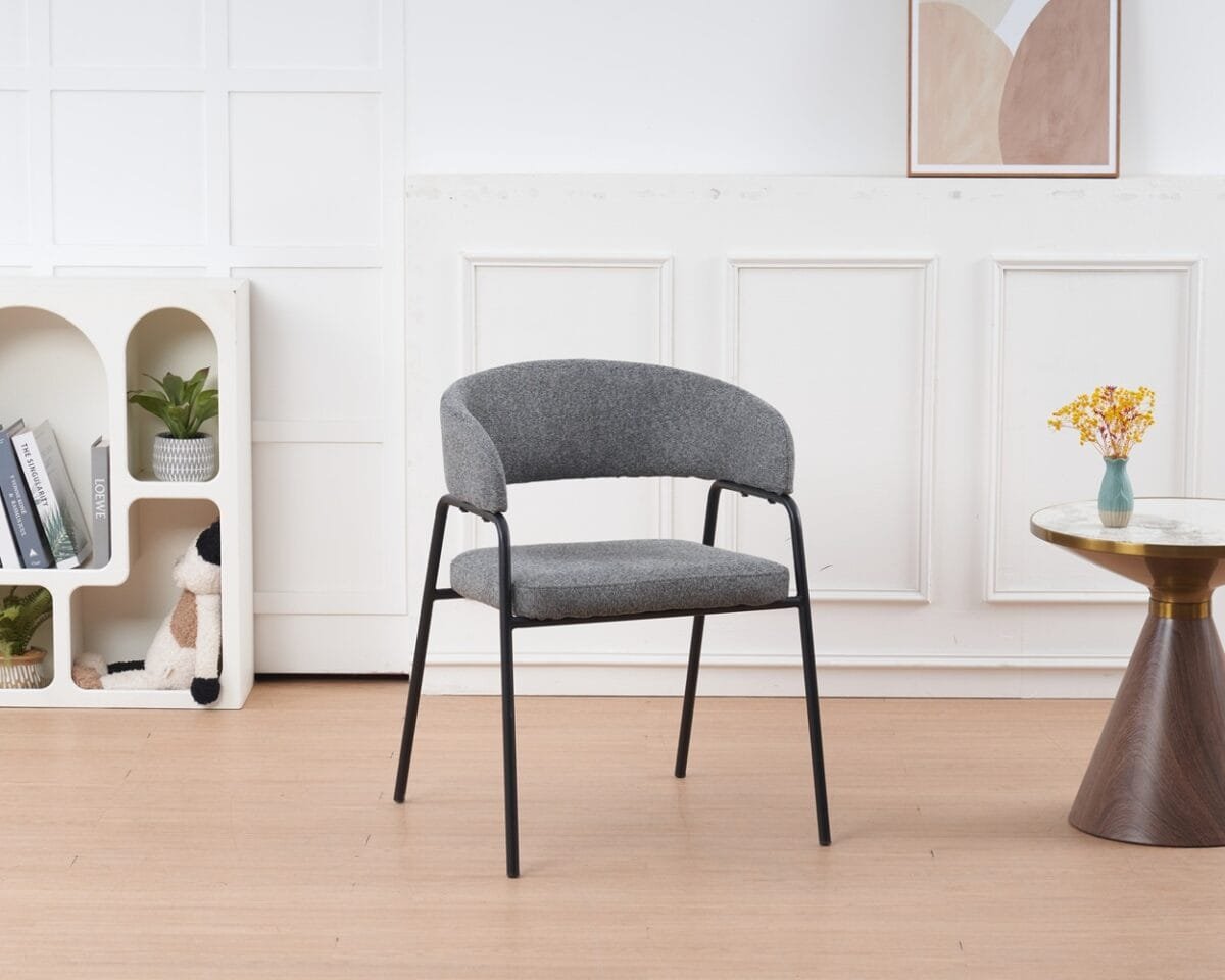 כיסא מרופד דגם 6132 בצבע אפור כהה. ריפוד נוח במיוחד, בד סינטטי איכותי, רגלי מתכת יציבות, נשיאה עד 140 ק"ג. נוחות ועיצוב מודרני מבית Step Up.