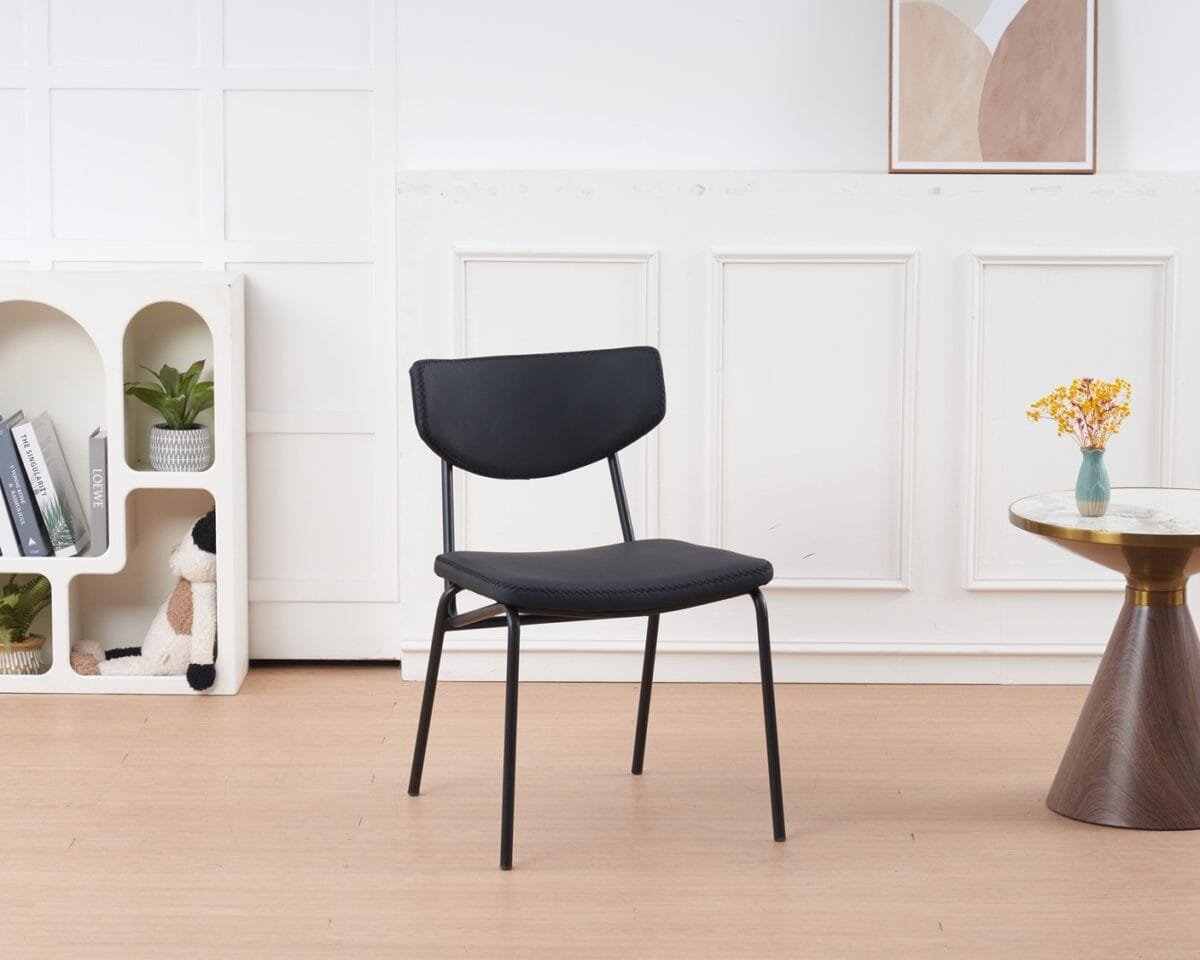 כיסא דגם 6135 בצבע שחור. ריפוד דמוי עור סינטטי איכותי, רגלי מתכת יציבות, נושא עד 140 ק"ג. עיצוב יוקרתי, נוחות גבוהה והרכבה מהירה מבית Step Up.