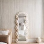 מראה אמורפית מרופדת בבד קטיפה בצבע לבן דגם 9001