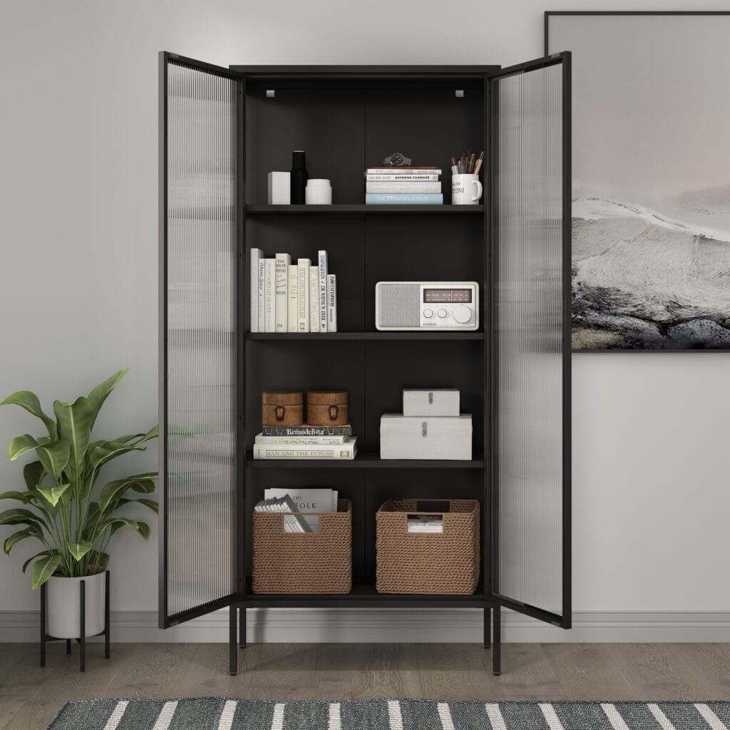 יחידת מדפים ממתכת בשילוב דלתות זכוכית דגם 205 בצבע שחור מבית Step Up משלבת עיצוב יוקרתי ועמידות גבוהה,עשויה מתכת חזקה בצביעה בתנור עם דלתות זכוכית מחוסמת.