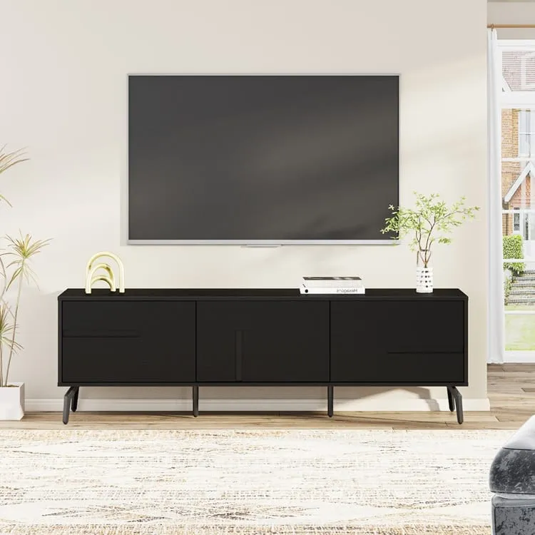 מזנון טלוויזיה מודרני דגם 4082 בצבע שחור, עשוי MDF בציפוי PVC בגימור חלק. כולל 3 דלתות Push To Open ורגלי מתכת בצביעה בתנור. אורך 160 ס״מ – מראה יוקרתי, מינימליסטי ועמיד לסלון.
