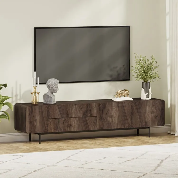 מזנון טלוויזיה יוקרתי דגם 4020 בצבע אגוז מבית Step Up. עשוי MDF בציפוי PVC בגימור עץ, כולל 3 דלתות אחסון ו-2 מגירות Push To Open, בסיס מתכת חזק ועיצוב חמים בעורך 200 ס״מ. מושלם לסלון מודרני ואלגנטי.