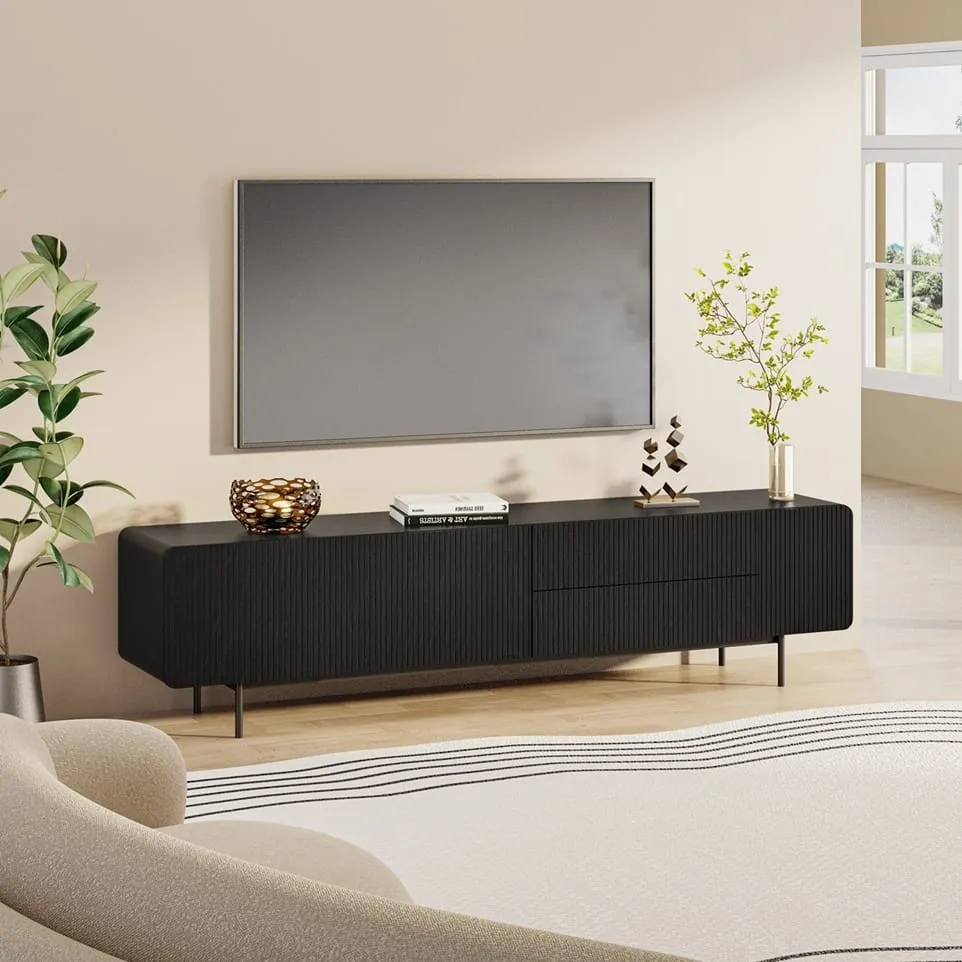 מזנון טלוויזיה יוקרתי דגם 4020 בצבע שחור מבית Step Up. עשוי MDF בציפוי PVC, כולל 3 דלתות אחסון ו-2 מגירות Push To Open, בסיס מתכת חזק ועיצוב מודרני באורך 200 ס״מ. מושלם לסלון מעוצב.